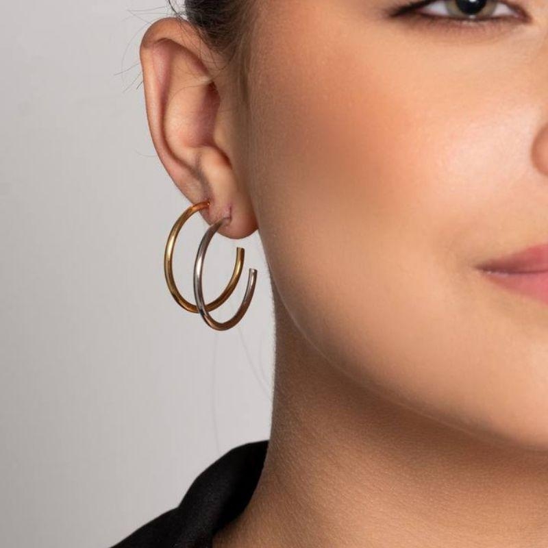 BRINCO ARGOLA FINA EM BANHO DE OURO 18K.