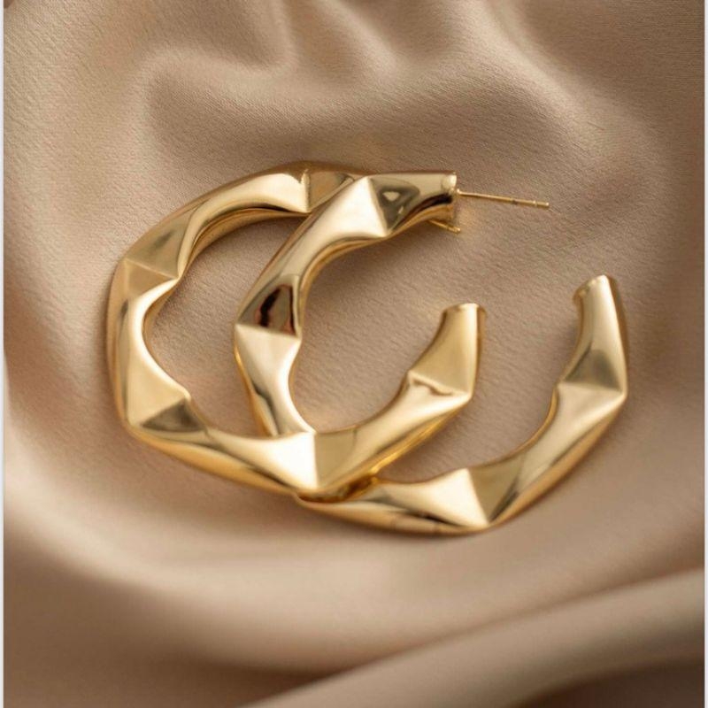 BRINCO ARGOLA DETALHADA LISA EM BANHO DE OURO 18K