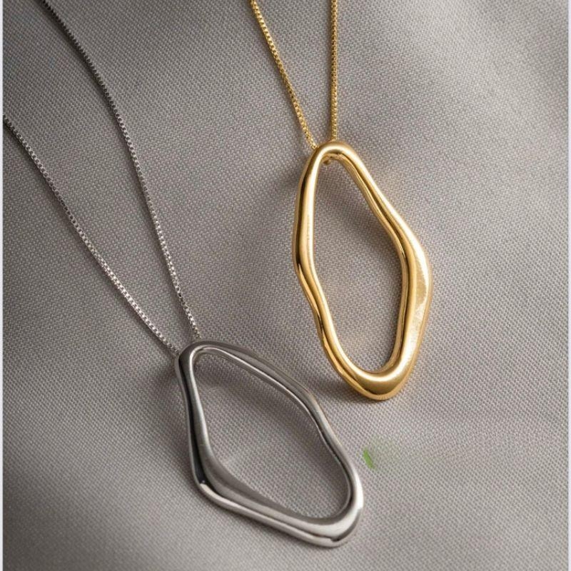 COLAR ORGÂNICO VAZADO LISO EM BANHO DE OURO 18K