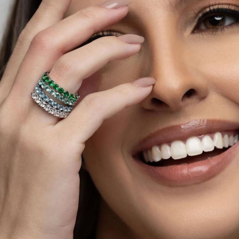 ANEL APARADOR LUXO COM CRISTAIS VERDES EM BANHO DE OURO 18K