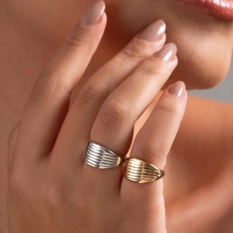 ANEL LISO COM RELEVO EM FRISOS NO BANHO DE OURO 18K