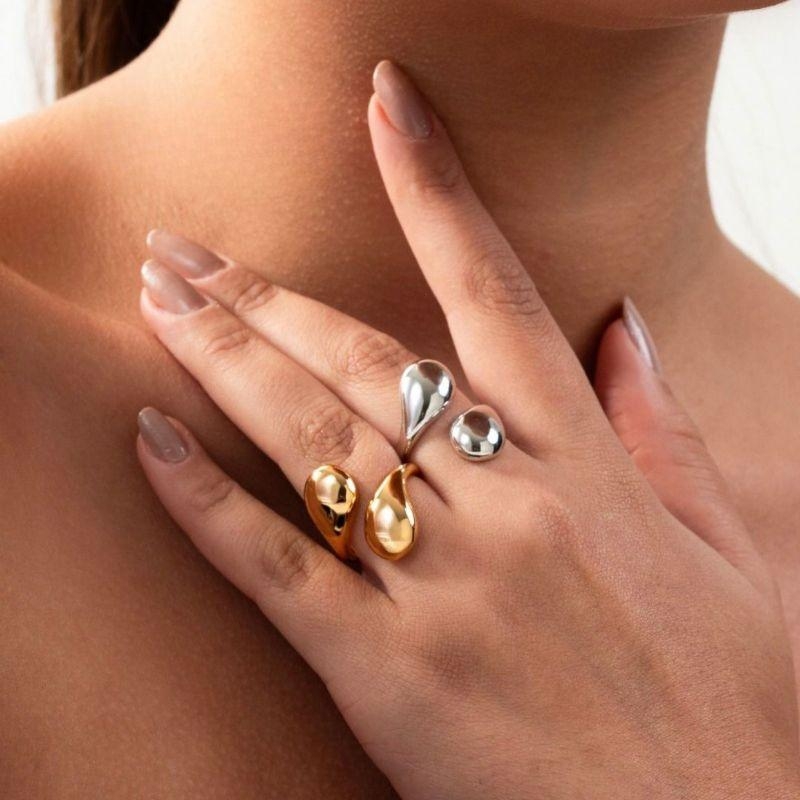 ANEL AJUSTÁVEL COM DESIGN ORGÂNICO DE GOTAS ABAULADAS  EM BANHO DE OURO 18K