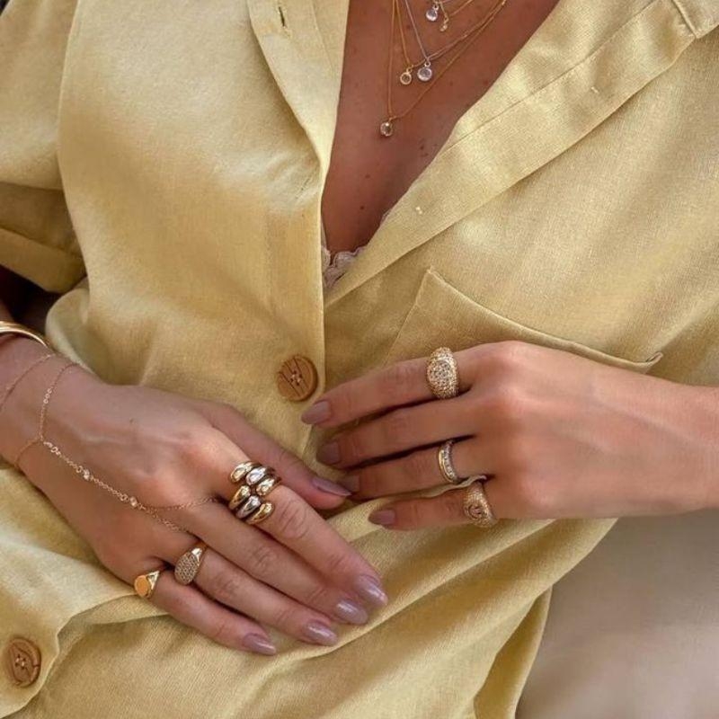 ANEL LUXO COM DESIGN CONVEXO E CRAVAÇÃO PAVÊ EM BANHO DE OURO 18K