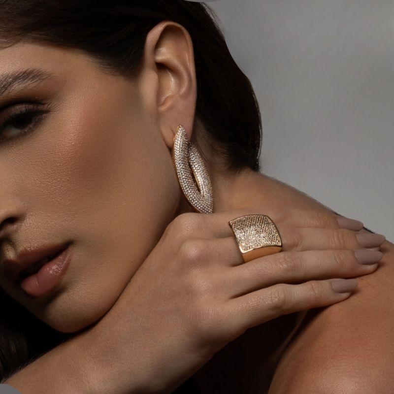 ANEL ESCUDO QUADRADO COM CRAVAÇÃO PAVÊ EM BANHO DE OURO 18K