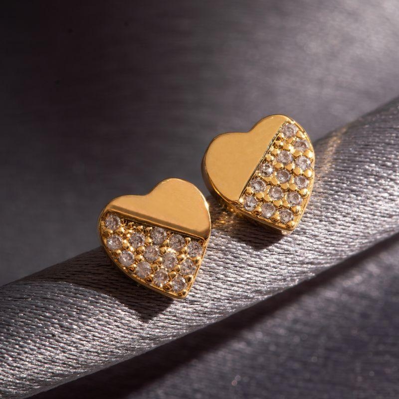 BRINCO CORAÇÃO MEIO CRAVEJADO  BANHO DE OURO 18K