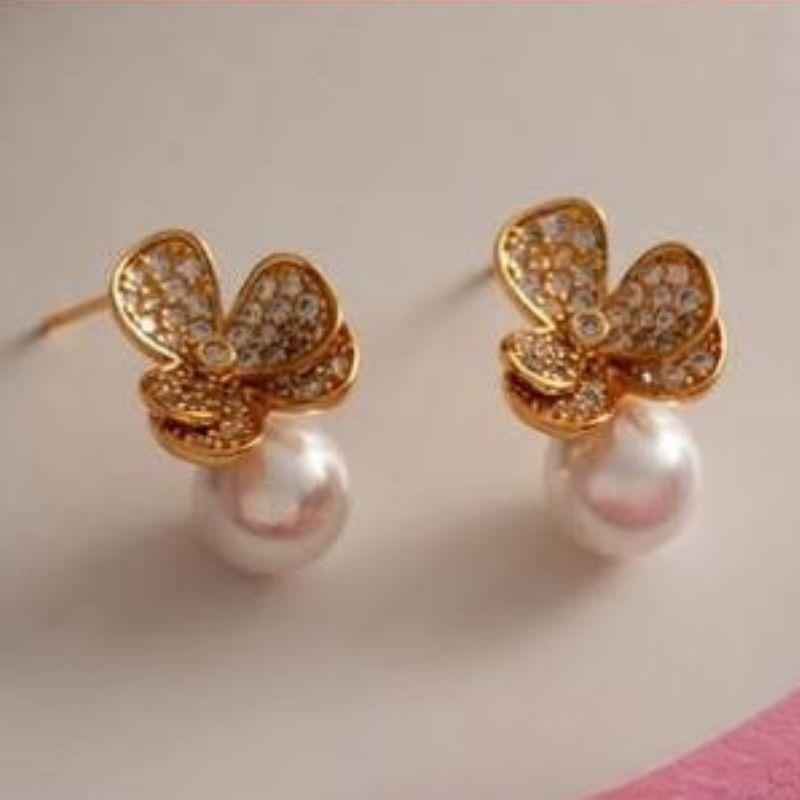 BRINCO FLOR CRAVEJADA COM PÉROLA  BANHO DE OURO 18K