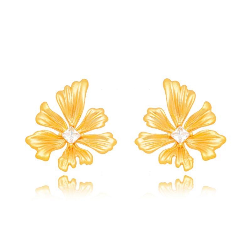 BRINCO FLOR ARTÍSTICA COM ZIRCÔNIA CENTRAL -  BANHO DE OURO 18K