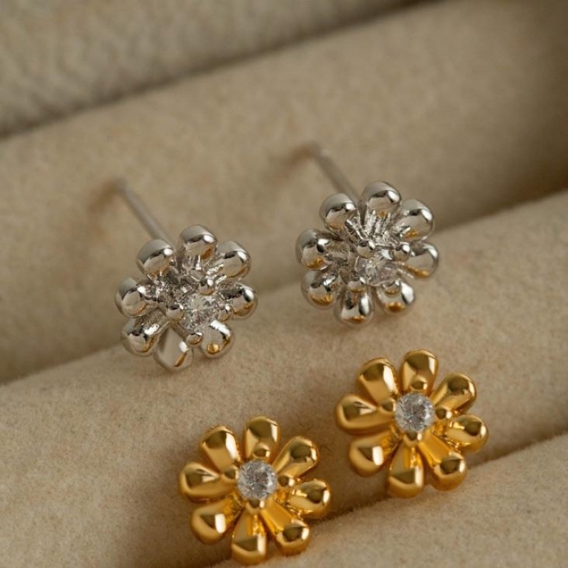 BRINCO FLOR MARGARIDA COM PONTO DE LUZ - BANHO DE OURO 18K