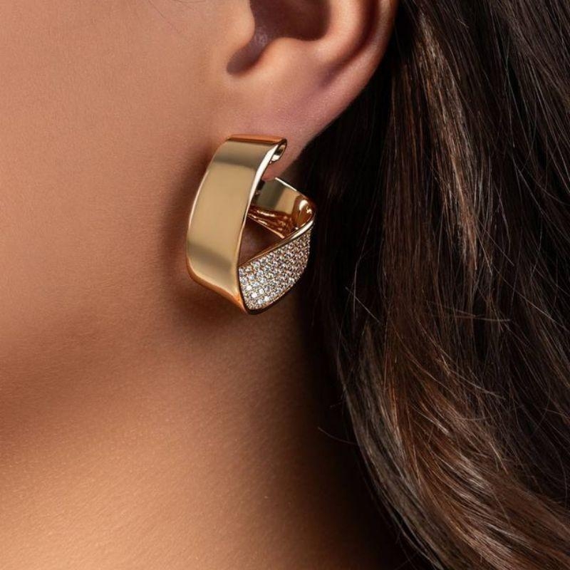 BRINCO ARGOLA ESCULTURAL TWIST - BANHO DE OURO 18K