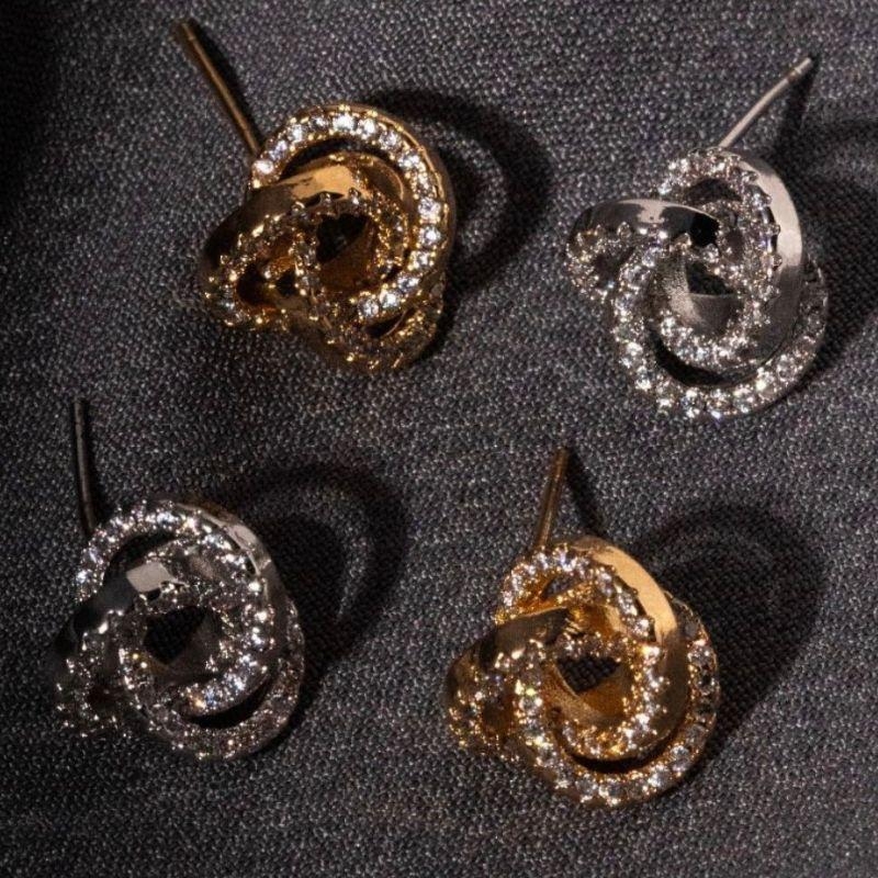 BRINCO TRÊS ELOS ENTRELAÇADOS CRAVEJADOS - BANHO DE OURO 18K