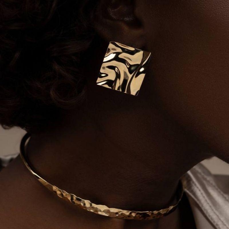 BRINCO CHAPA QUADRADA RIPPLED - BANHO DE OURO 18K