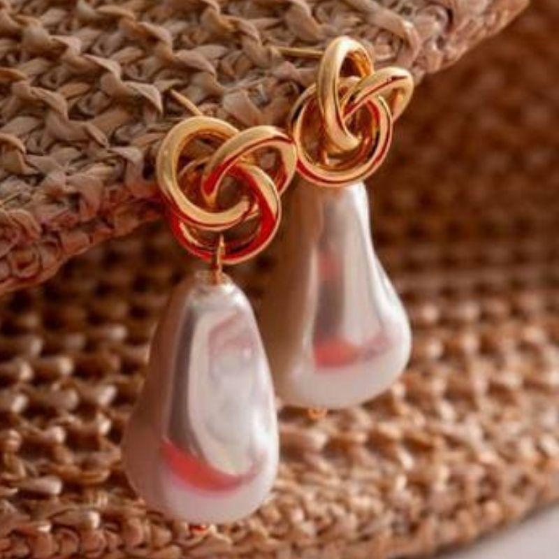 BRINCO PENDENTE PÉROLA BARROCA E NÓ ENTRELAÇADO  BANHO DE OURO 18K