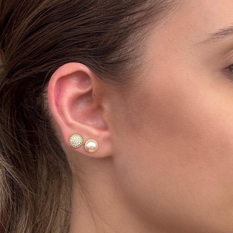 BRINCO BOTÃO PÉROLA CLÁSSICA -BANHO DE RÓDIO BRANCO