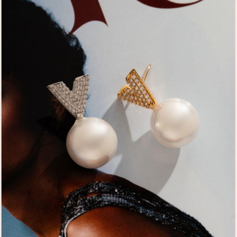 BRINCO PENDENTE PÉROLA COM BASE TRIANGULAR CRAVEJADA - BANHO DE OURO 18K