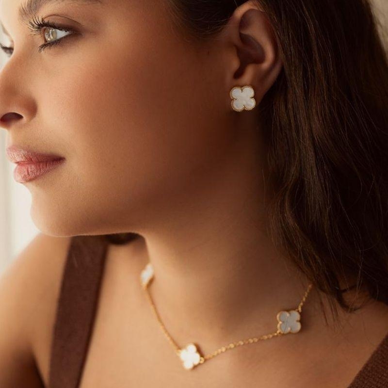 BRINCO TREVO MADREPÉROLA (STYLE)  BANHO DE OURO 18K