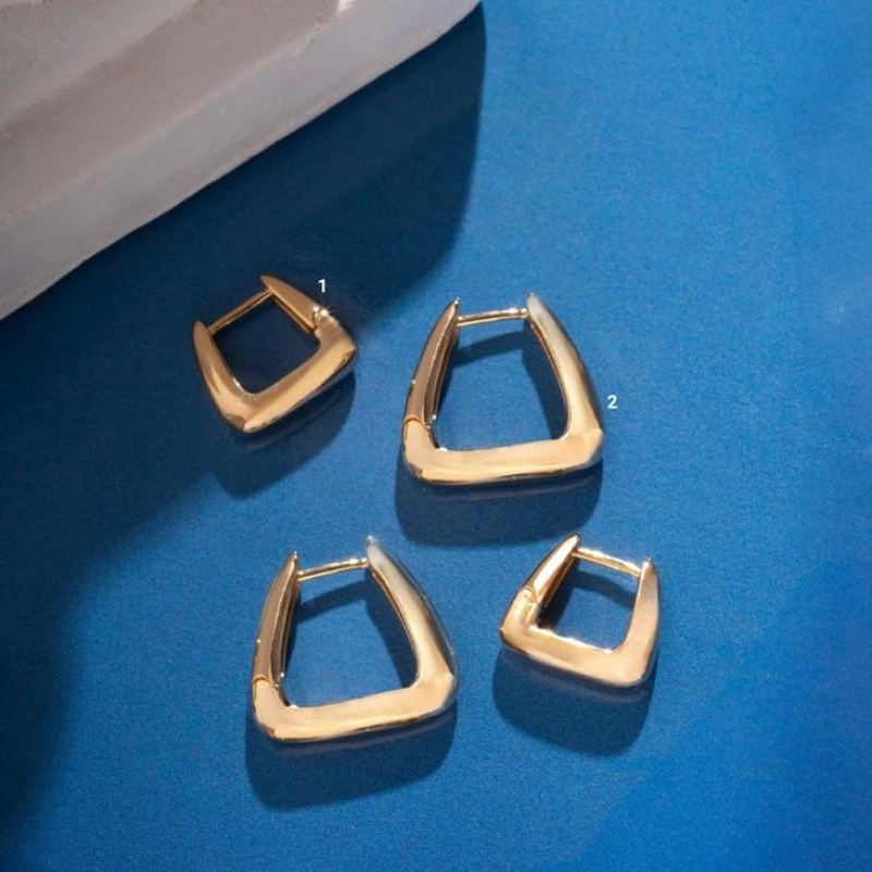 BRINCO ARGOLA QUADRADA PEQUENA ABAULADA BANHADO EM OURO 18K