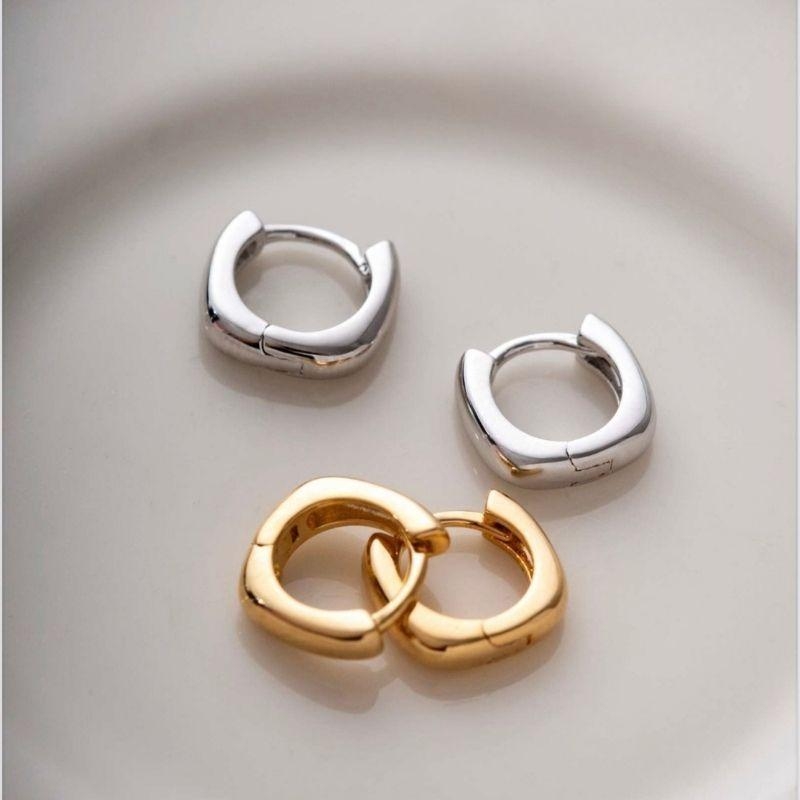 BRINCO ARGOLA CLICK QUADRADA LISA BANHO OURO 18K