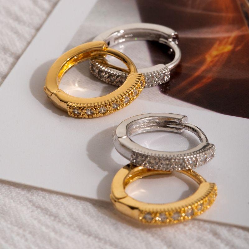 BRINCO ARGOLA CLICK COM ZIRCÔNIAS FRONTAIS - BANHO OURO 18K