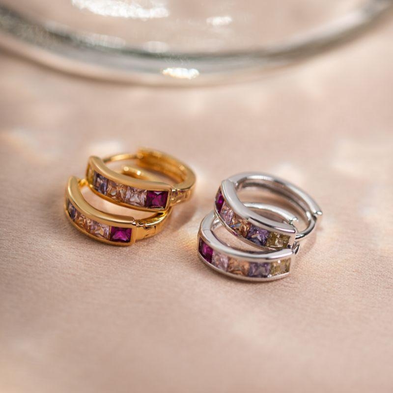 BRINCO ARGOLA COLORIDA ZIRCÔNIAS QUADRADAS EM BANHO DE OURO 18K