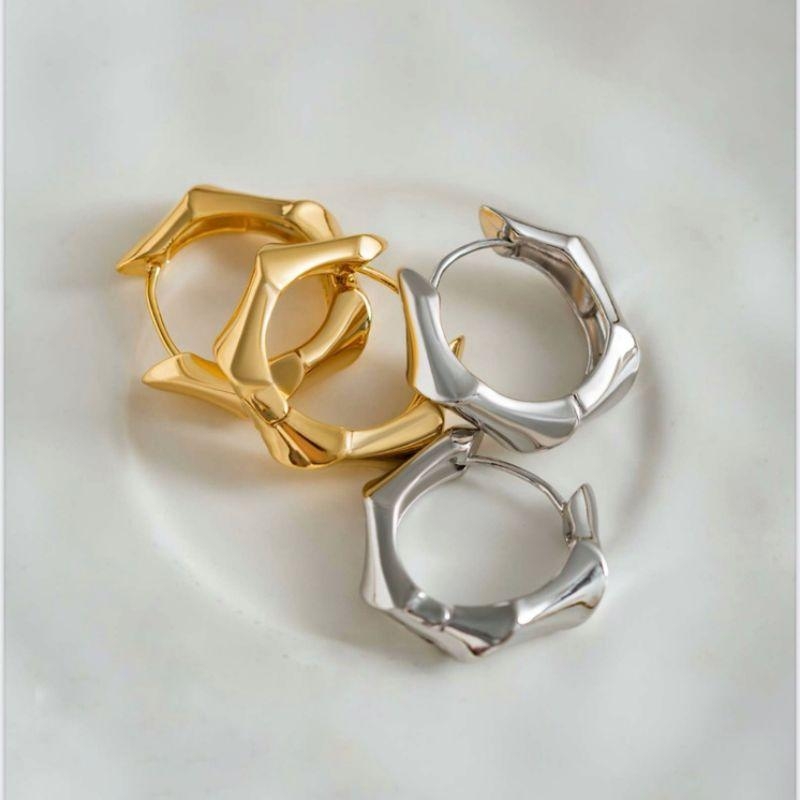 BRINCO ARGOLA LISA EM BANHO DE OURO 18K