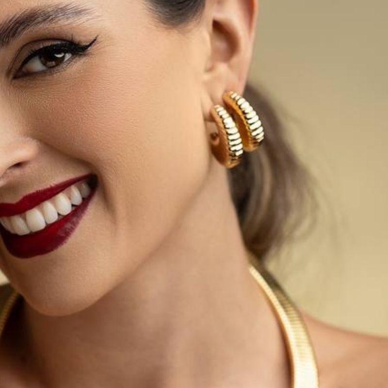 BRINCO ARGOLA ABAULADA GOMOS TEXTURIZADOS BANHO OURO 18K