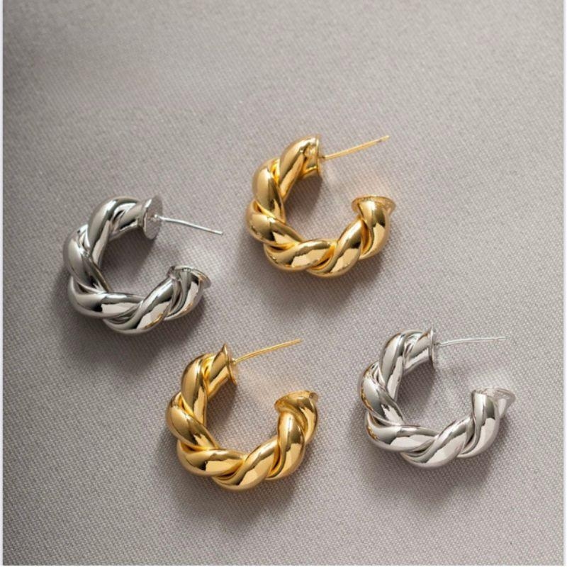 BRINCO ARGOLA TORCIDA BOLD EM BANHO DE OURO 18K