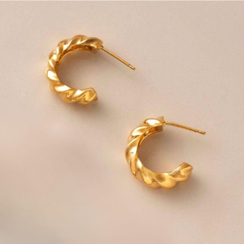 BRINCO ARGOLA TORCIDA ORGÂNICA - BANHO DE OURO 18K