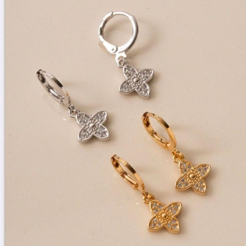 BRINCO ARGOLA COM PINGENTE FLOR QUADRIFÓLIO CRAVEJADA BANHADO EM OURO 18K