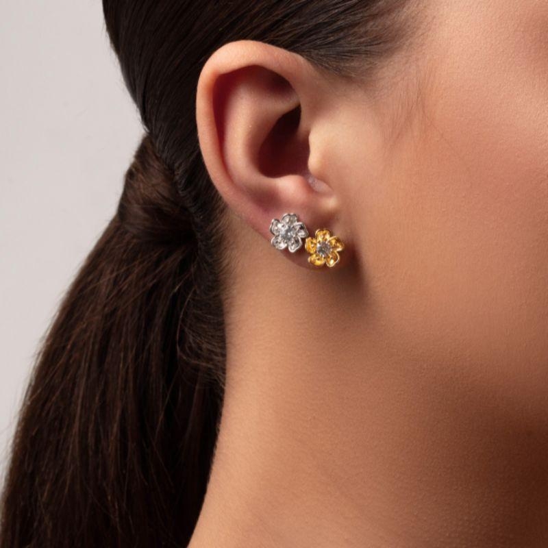 BRINCO BOTÃO FLOR CRAVEJADO - BANHO DE OURO 18K