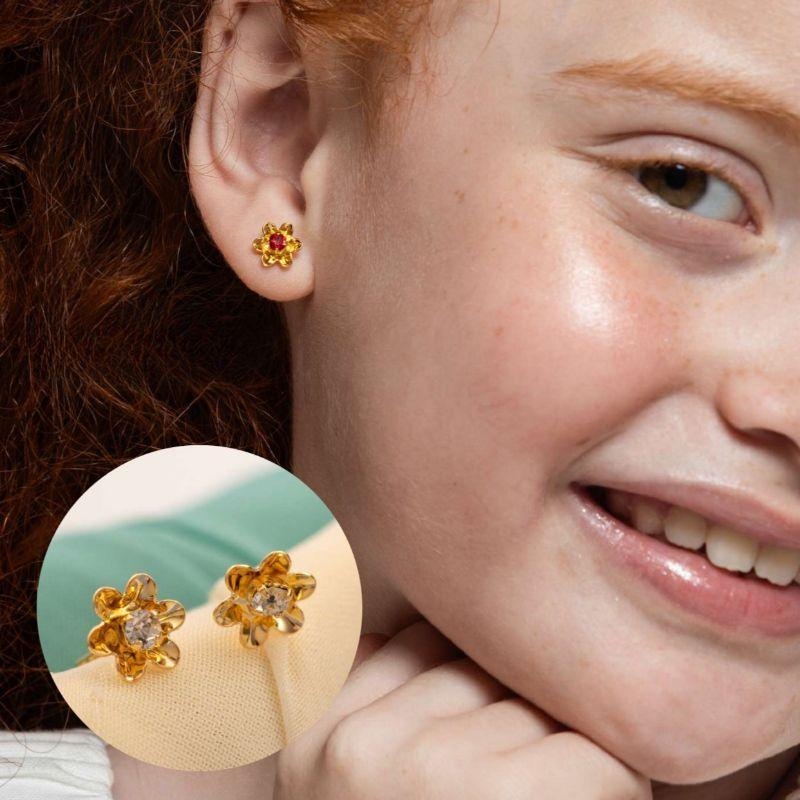 BRINCO INFANTIL FLORZINHA COM CRISTAL ROSA BANHADO EM OURO 18K