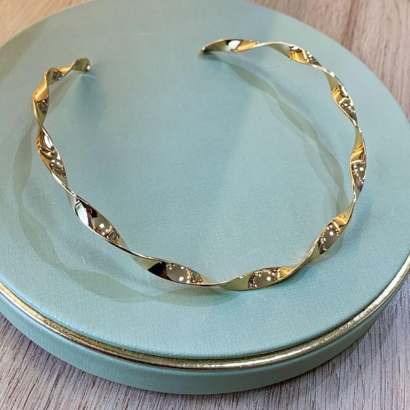 COLAR CHOKER RÍGIDA TORCIDA EM BANHO DE OURO 18K