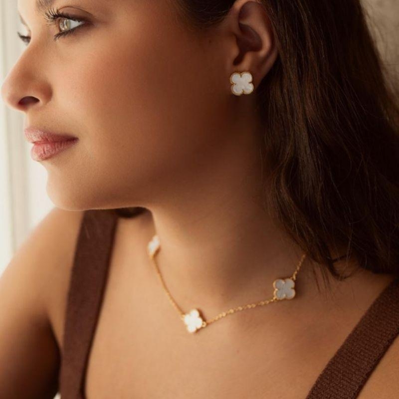 COLAR CHOKER TREVOS EM MADREPÉROLA EM BANHO DE OURO 18K