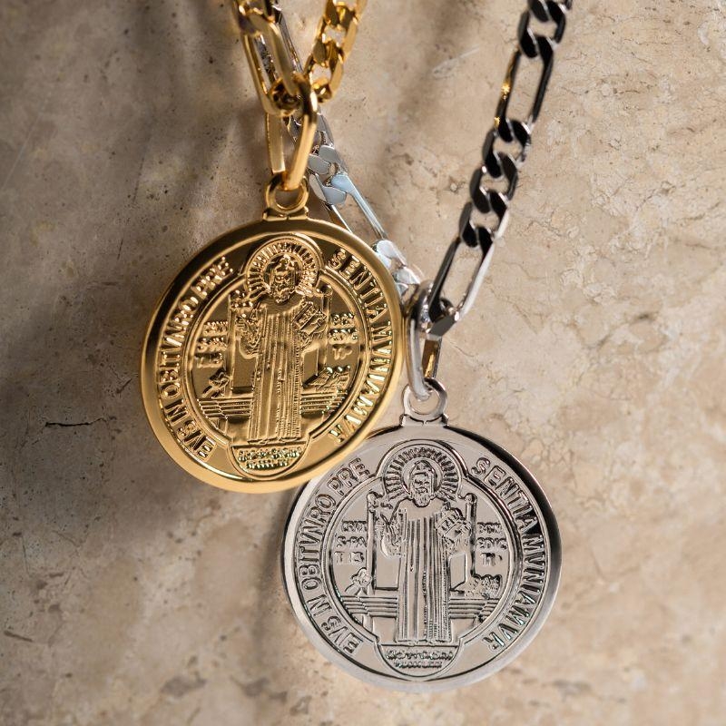 PINGENTE MEDALHA DE SÃO BENTO EM BANHO DE OURO 18K