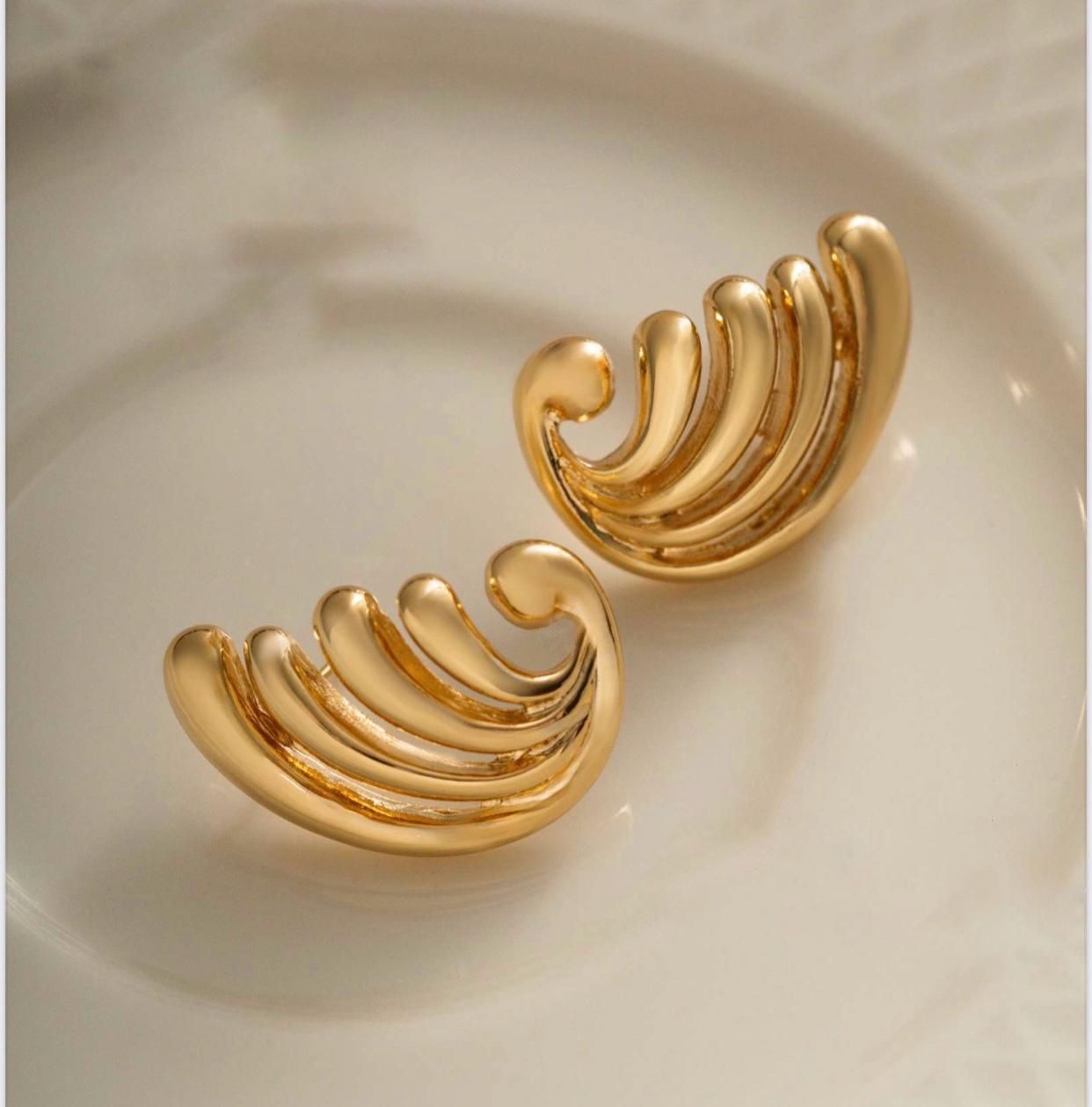 BRINCO LISO EM BANHO DE OURO 18K