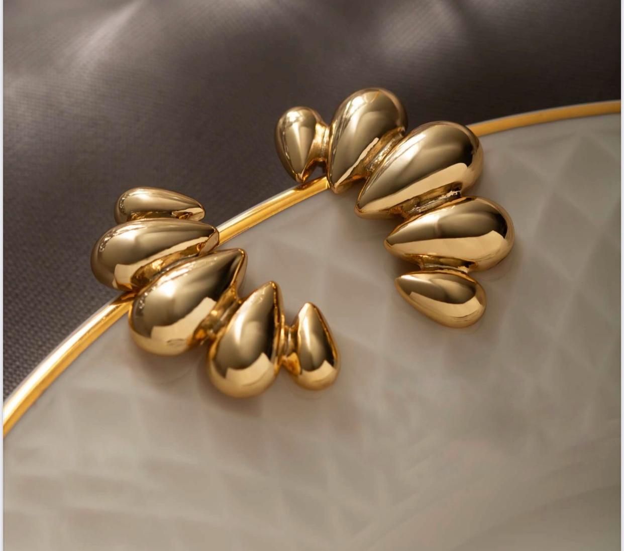 BRINCO GOTAS LISAS EM BANHO DE OURO 18K