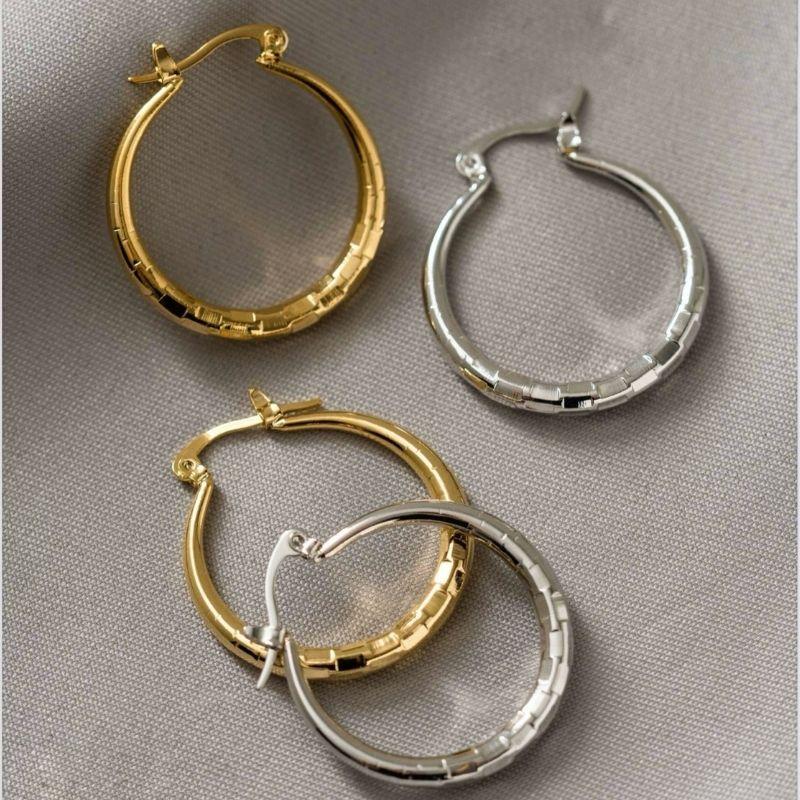 BRINCO ARGOLA DETALHADA  EM BANHO DE OURO 18K