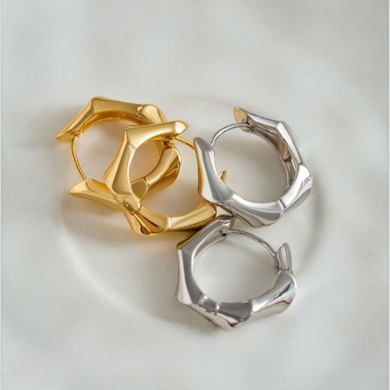 BRINCO ARGOLA LISA EM BANHO DE OURO 18K