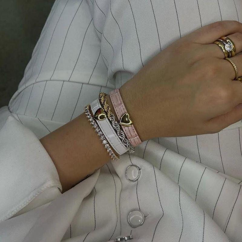 PULSEIRA DE COURO CORAÇÃO LISO ROSA