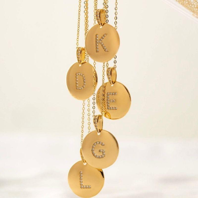 COLAR MEDALHA LETRA A EM BANHO DE OURO 18K