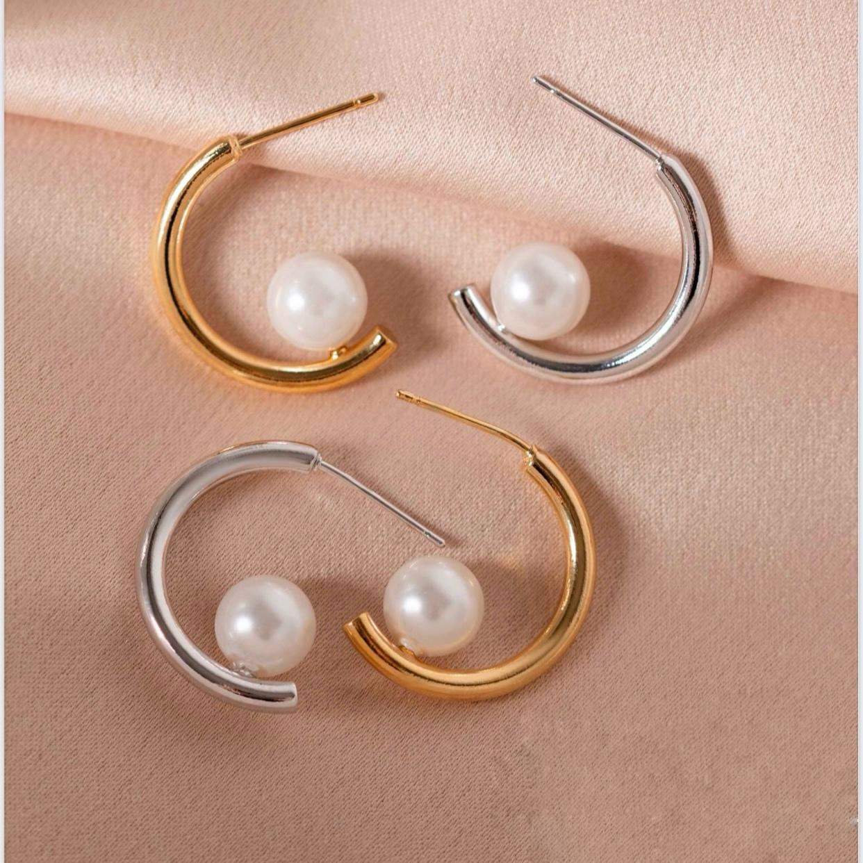 BRINCO ARGOLA PÉROLA LISA EM RÓDIO BRANCO