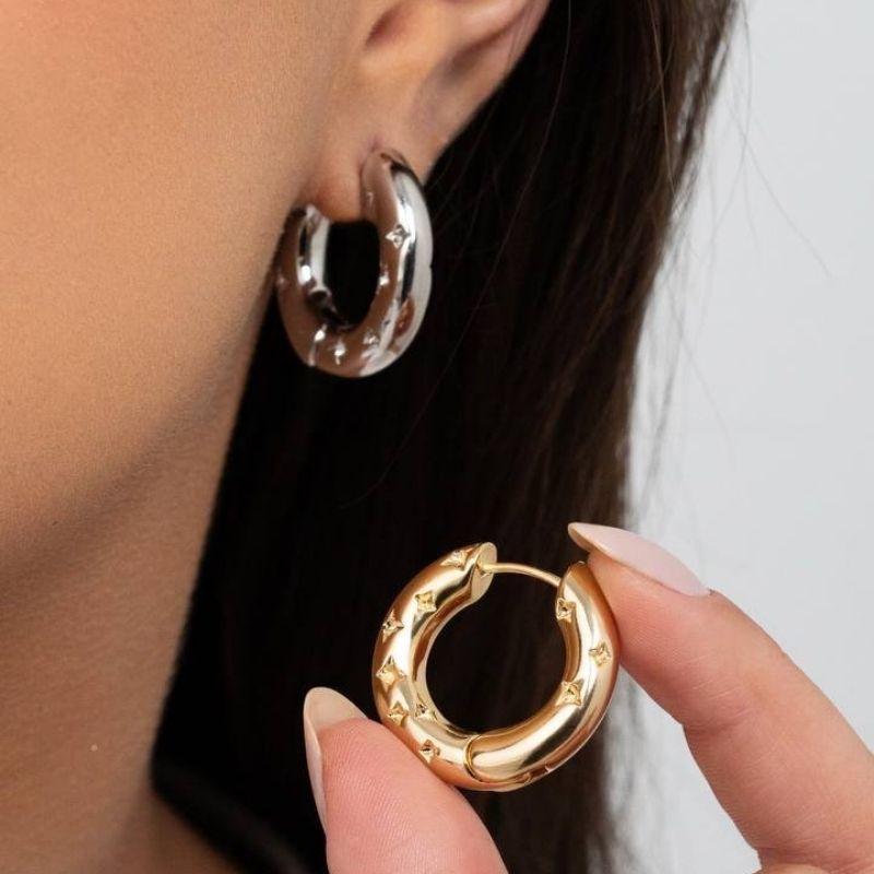 BRINCO ARGOLA DETALHADA LISA EM BANHO DE OURO 18K