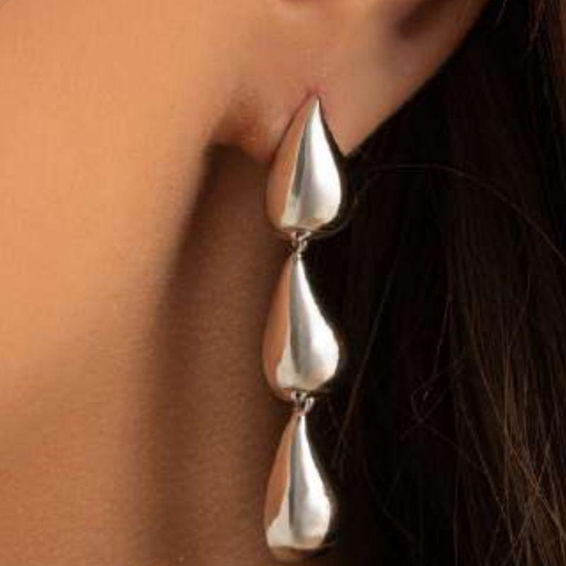 BRINCO GOTAS PENDURADAS LISA EM BANHO DE RÓDIO BRANCO