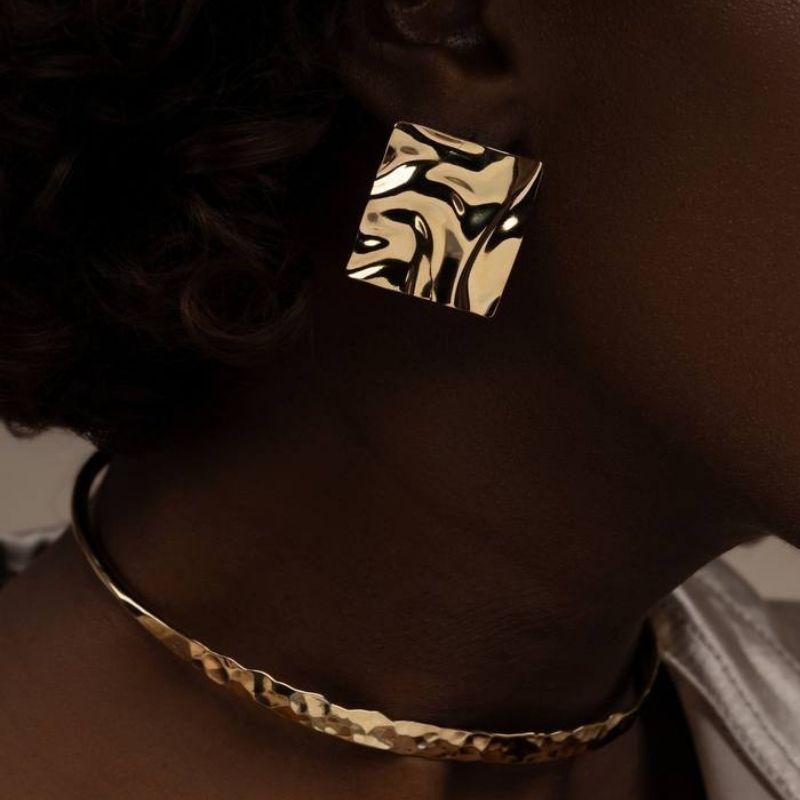 BRINCO ORGÂNICO QUADRADO LISO EM BANHO DE OURO 18K