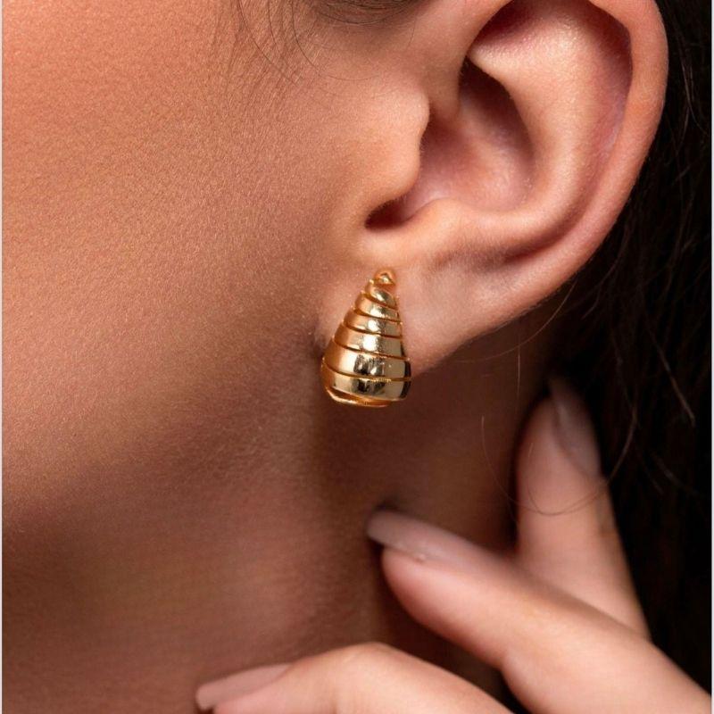 BRINCO GOTA DETALHADA EM BANHO DE OURO 18K