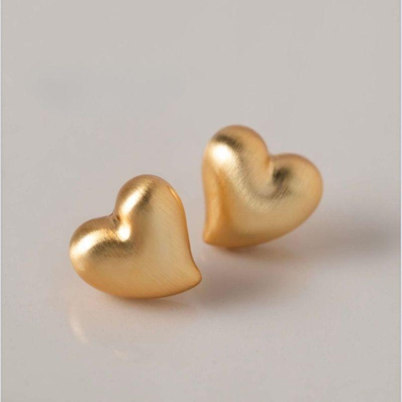 BRINCO CORAÇÃO FOSCO LISO EM BANHO DE OURO 18K