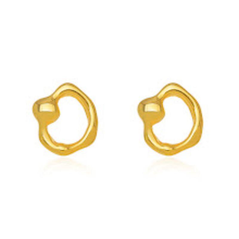 BRINCO ORGÂNICO LISO EM BANHO DE OURO 18K