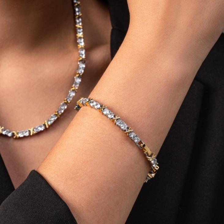 PULSEIRA RIVIERA COM DETALHE EM X DOURADO E BANHO DE RÓDIO BRANCO