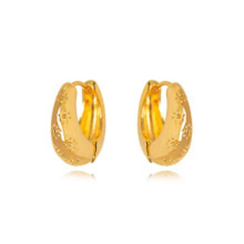 BRINCO ARGOLA DETALHADA EM BANHO DE OURO 18K