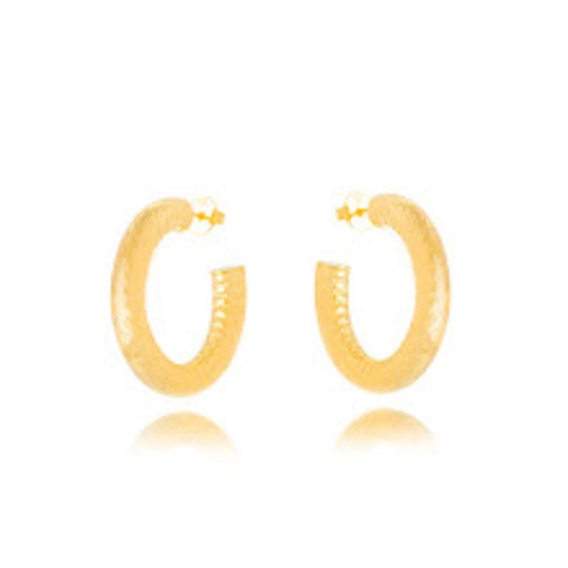 BRINCO ARGOLA DETALHADA EM BANHO DE OURO 18K