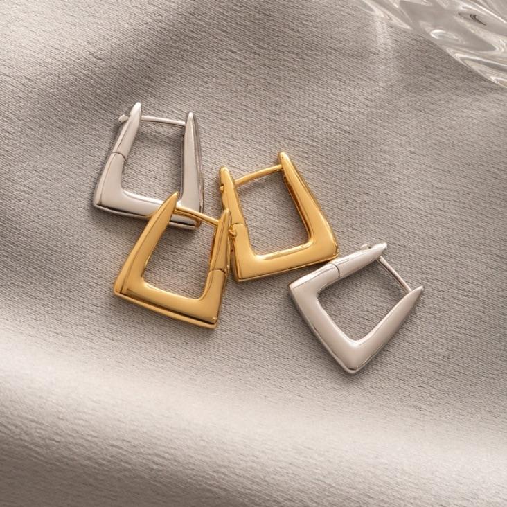 BRINCO ARGOLA LISA EM BANHO DE OURO 18K